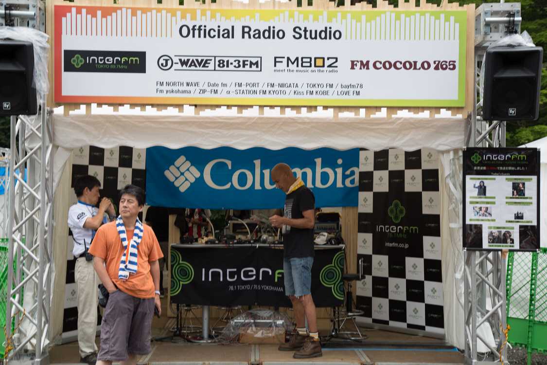 FMラジオ局の仮設スタジオ。