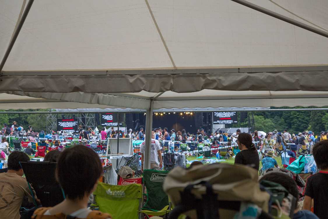 ステージ全体がかろうじて見える程度。