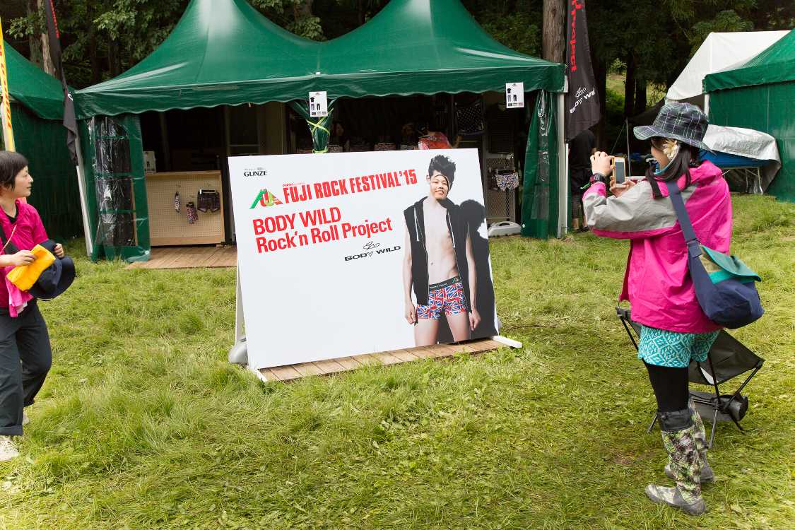 スマートフォンやツイッター、フェイスブックの普及で写真を撮るための仕掛けは必須だ。