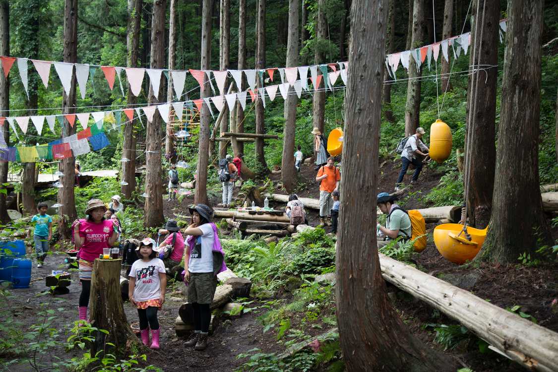 ステージでのショーがない時間なので人の数は少ない。