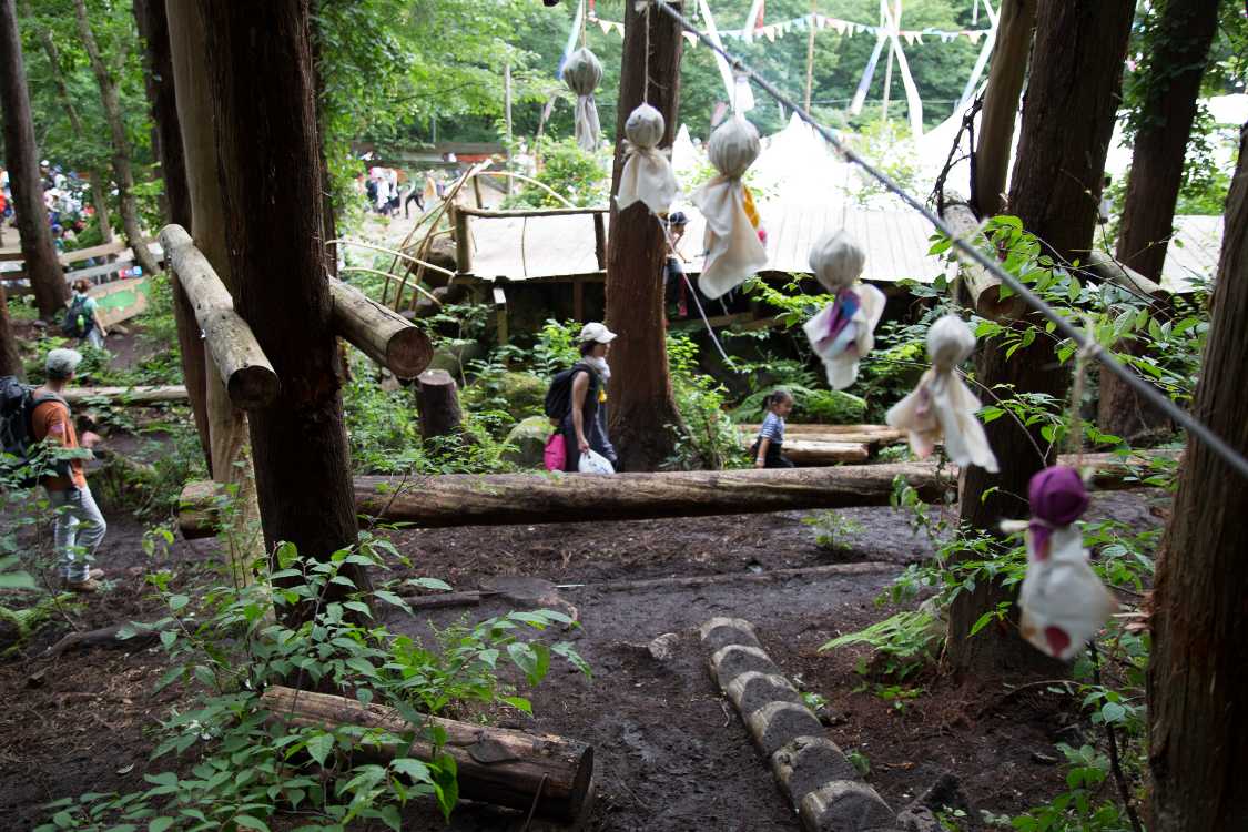 キッズランドの山手側。てるてる坊主が並んでいました。