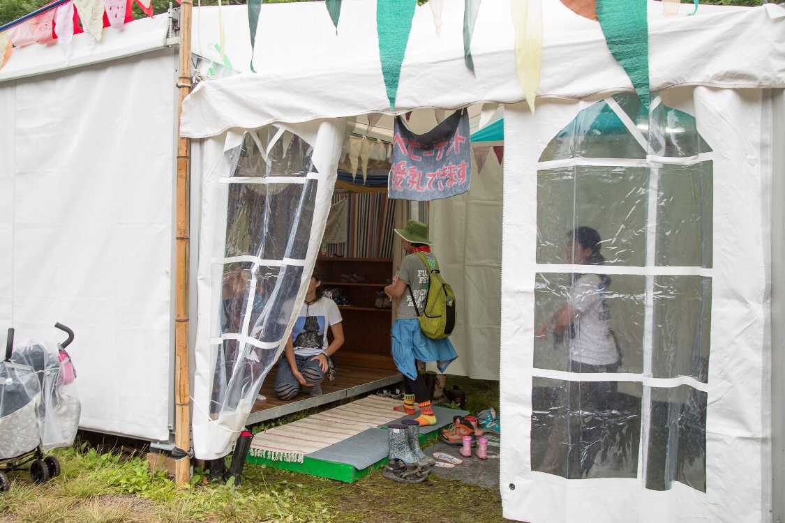 キッズテント。靴を脱ぐ。