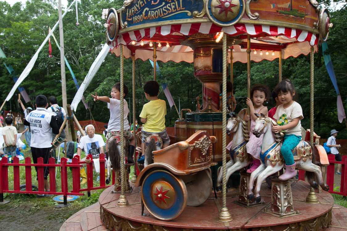 メリーゴーランドは毎年定位置。