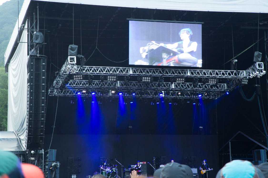 ドラムの女性は昨年末から髪型が変わっていた。