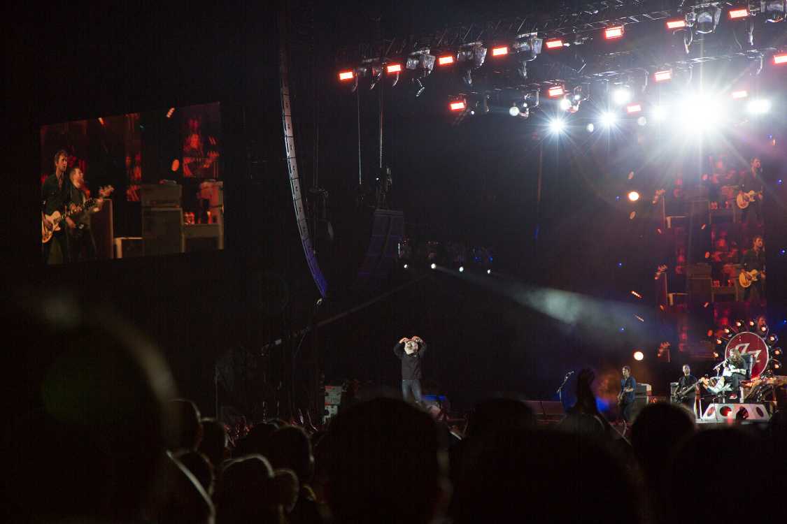 マン・ウィズ・ア・ミッションのメンバーらしき人が登場。