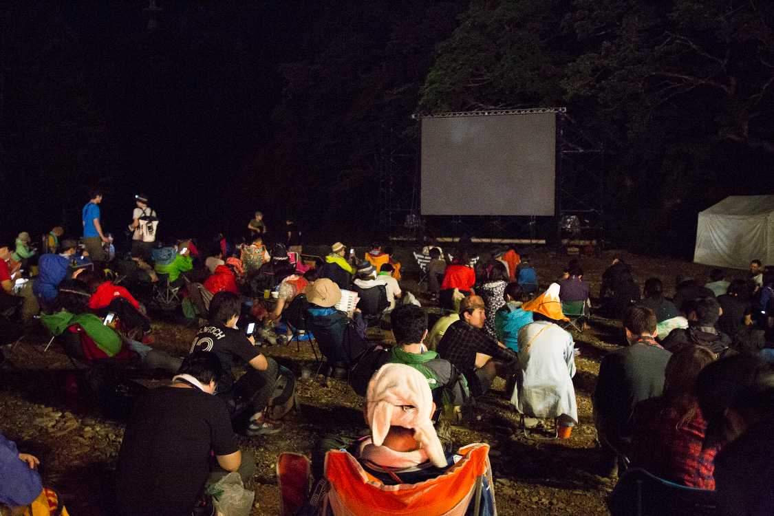 富士映劇のスクリーン。映画館並みとはいかない。