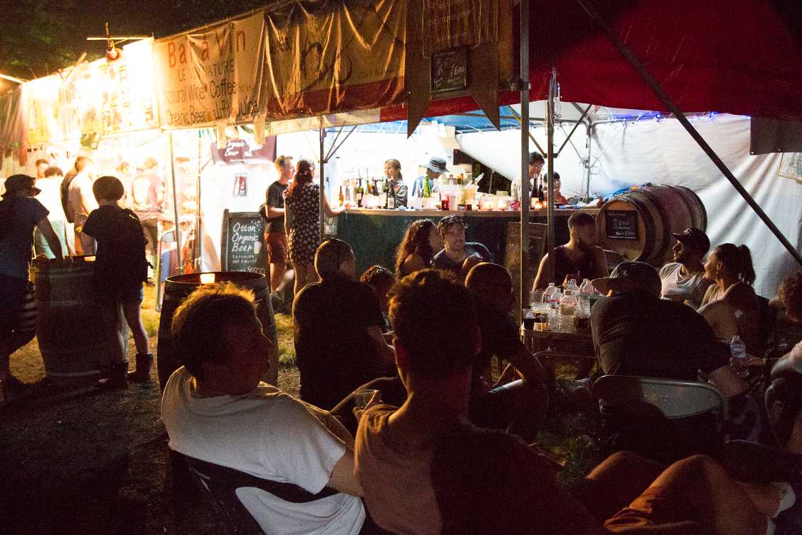 外国人が集まって飲んでいる。