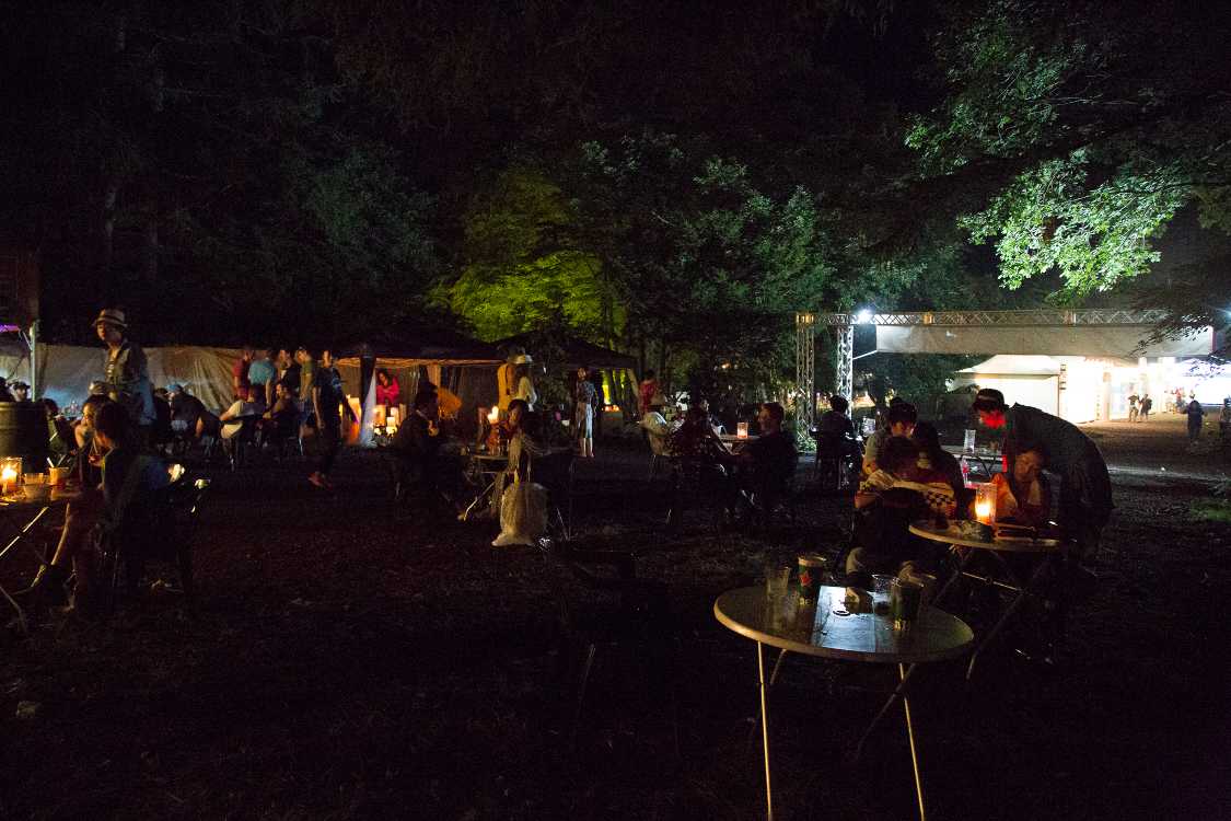 テーブルはあってもいすは外国人にとられている。