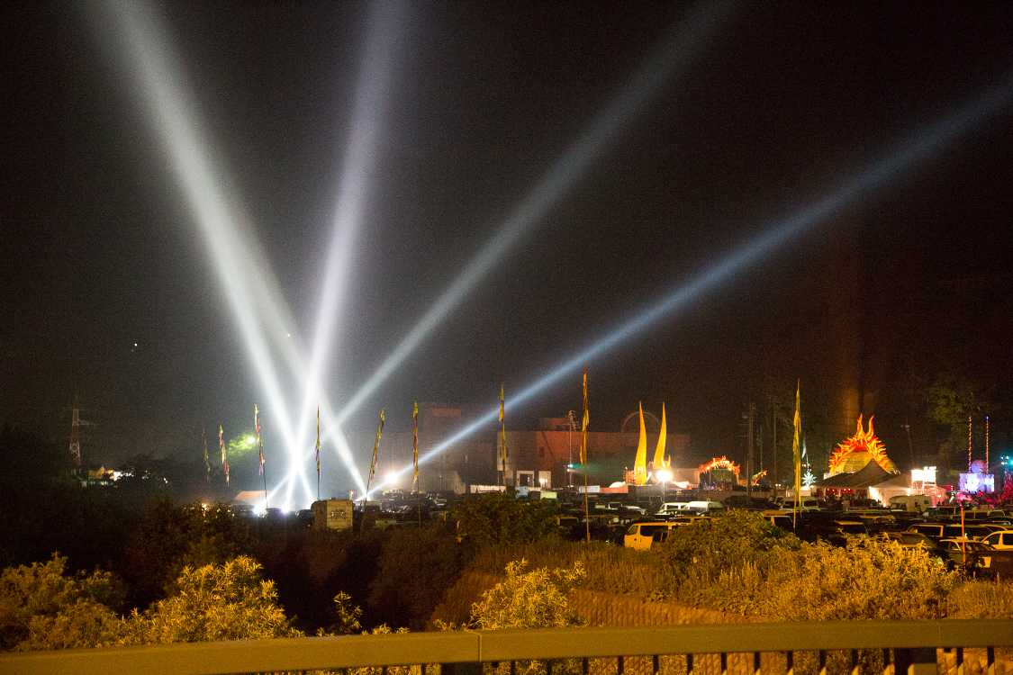 駐車場からの光線。