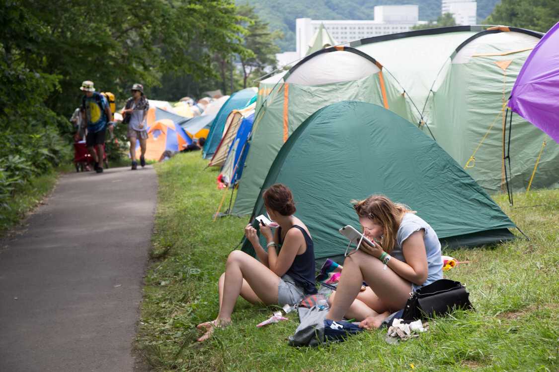 朝、化粧する外国人。