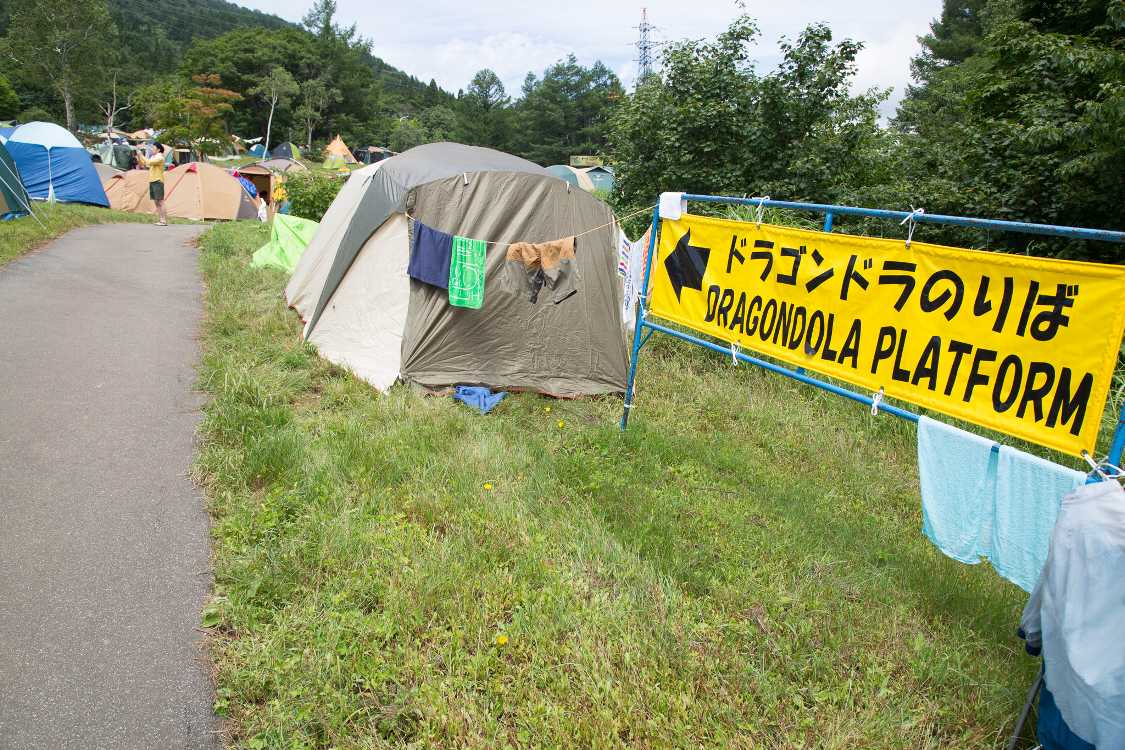 キャンプサイトのDサイトと、レッドゲート周辺。