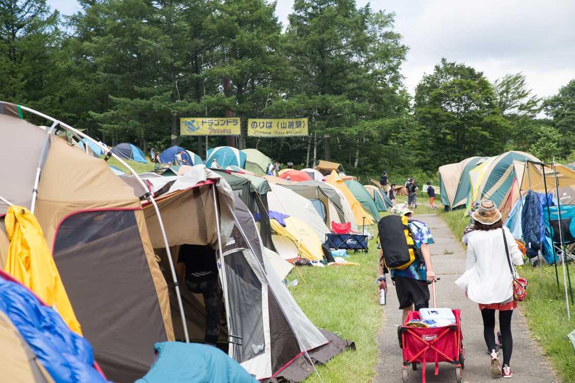 ドラゴンドラ乗り場の横断幕がある。