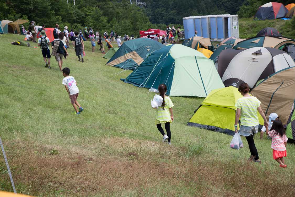 斜面を歩いてレッドゲートに行く人。