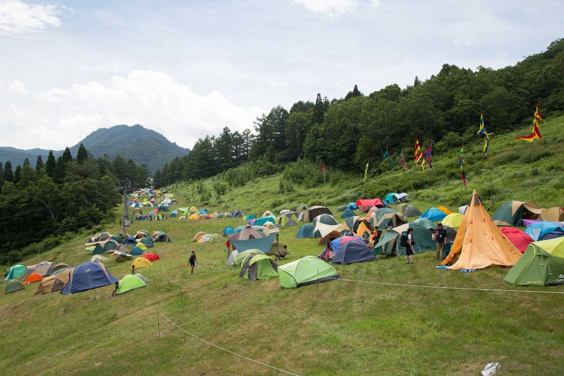 キャンプサイトのGサイトからFサイト方面を望む。