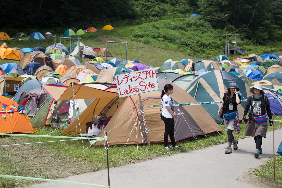 キャンプサイト入り口のレディースサイト真正面。