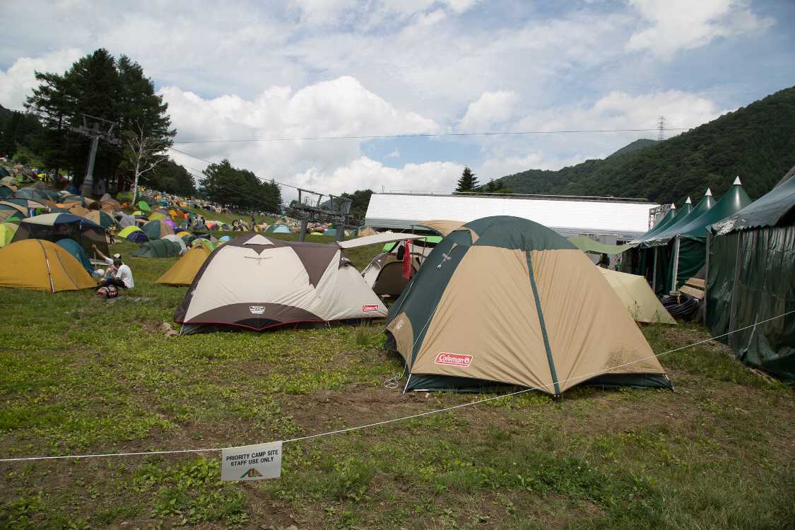 インフォメーションの裏にある関係者用テント。