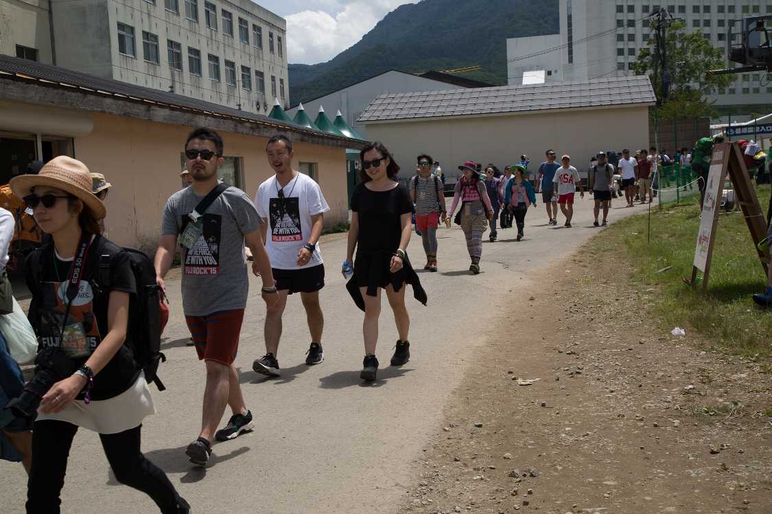 ピラミッドガーデン方面から来る人。