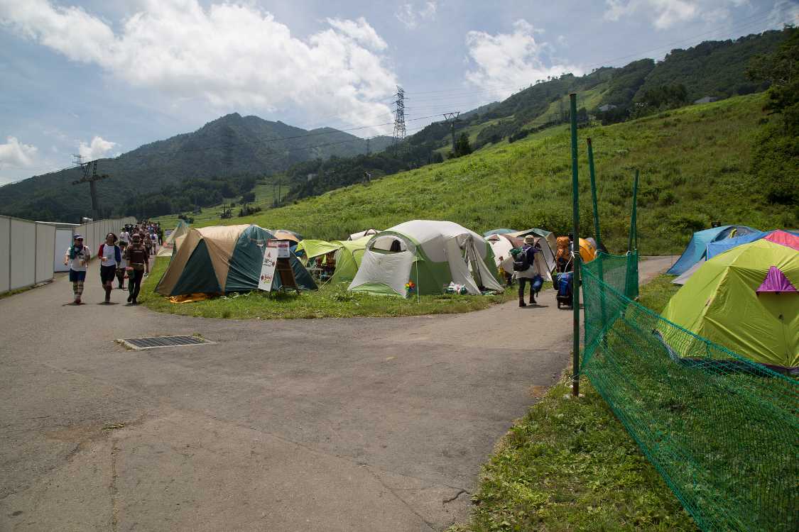 ピラミッドガーデンのキャンプサイトとレディースサイトの境界。