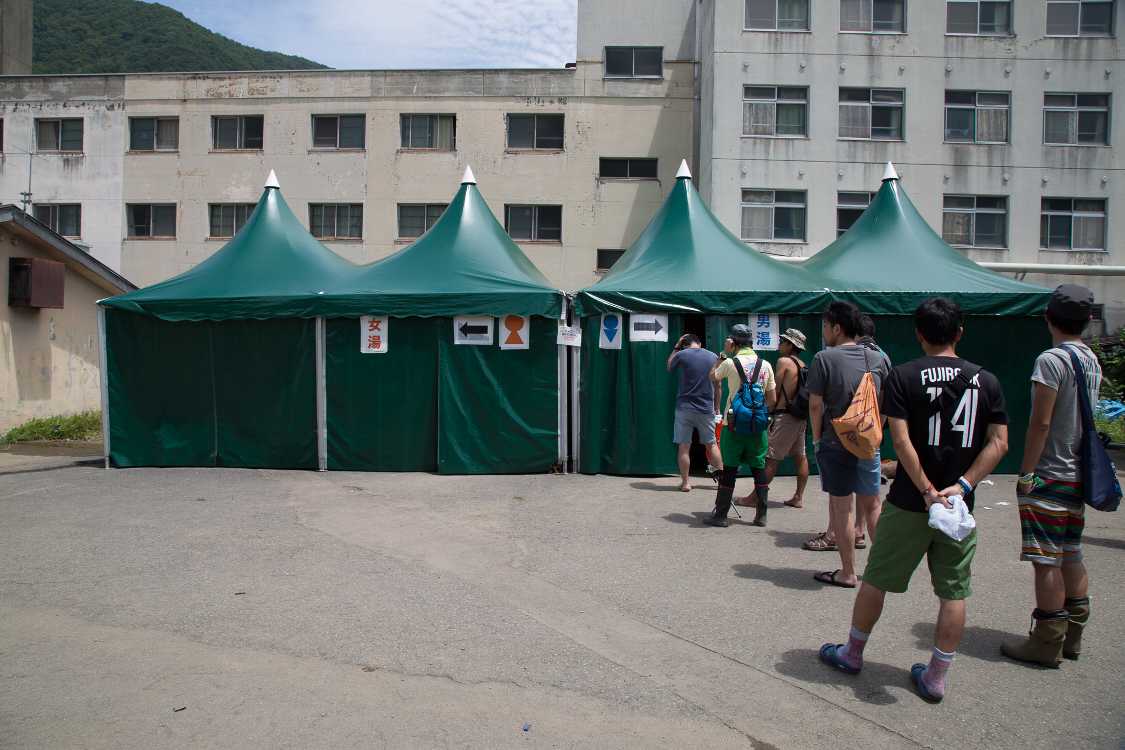 無料のシャワー。