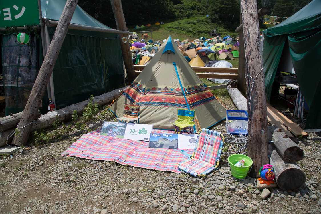 ロゴスのテント。ロゴスは事前申し込みでテントのレンタルもしているので、フジロックでのテント持参の原則は崩れている。