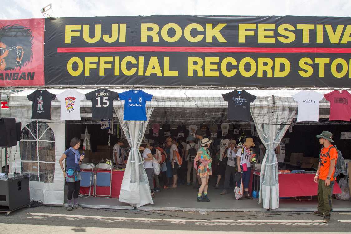 場外の岩盤ショップ。