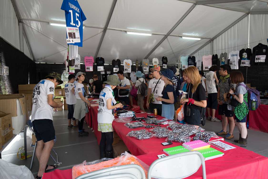 公式グッズ店とは異なるTシャツ等を販売。