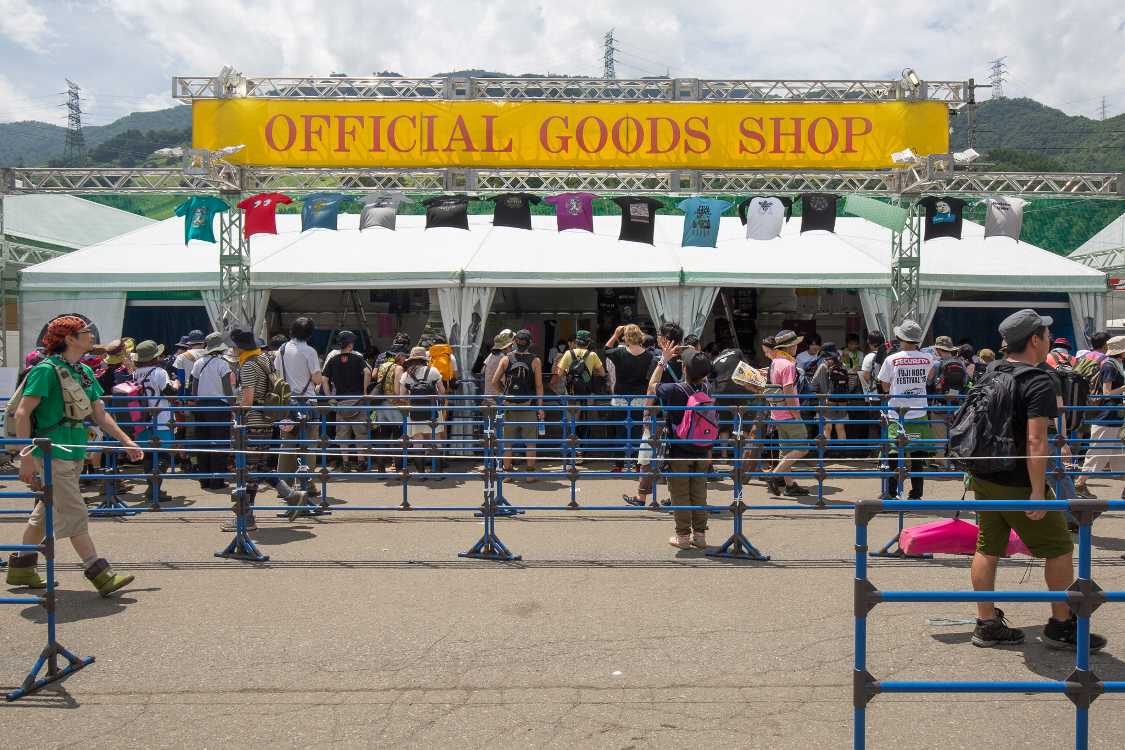 公式グッズ売り場。