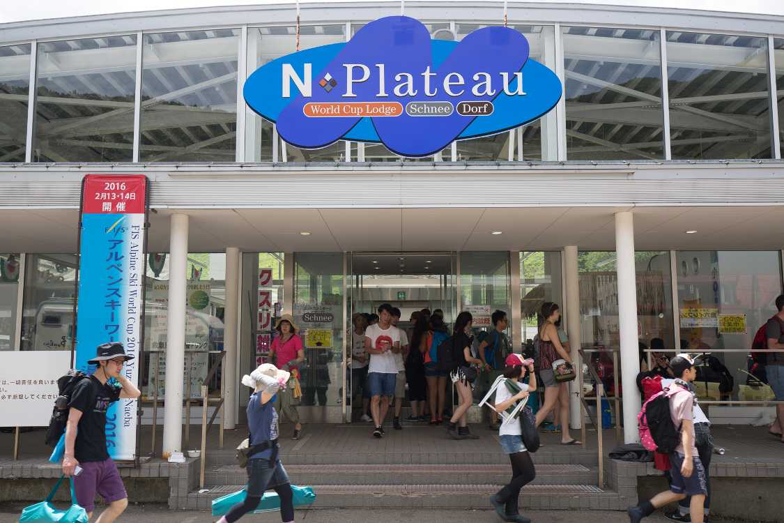 場外のコンビニエンスストア。