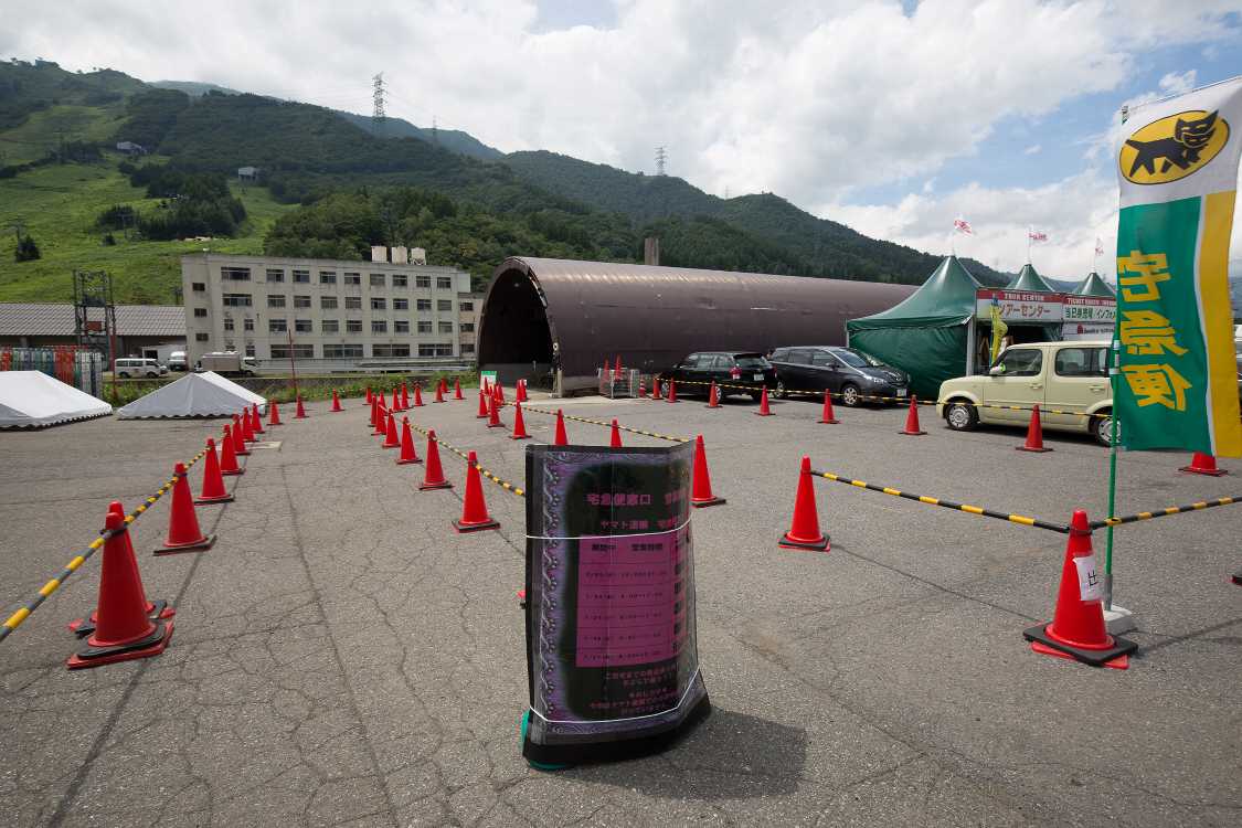 土曜は仮設テントでの受け渡しではなく常設の倉庫で受け渡ししている。以前は木曜でもここで受け渡しをしていた。