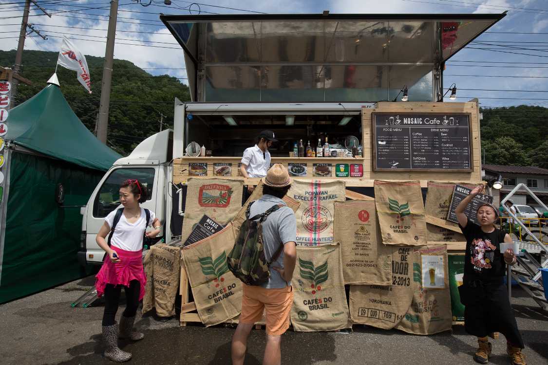 モザイクキッチン。テントではなく車両をそのまま店舗にしている。