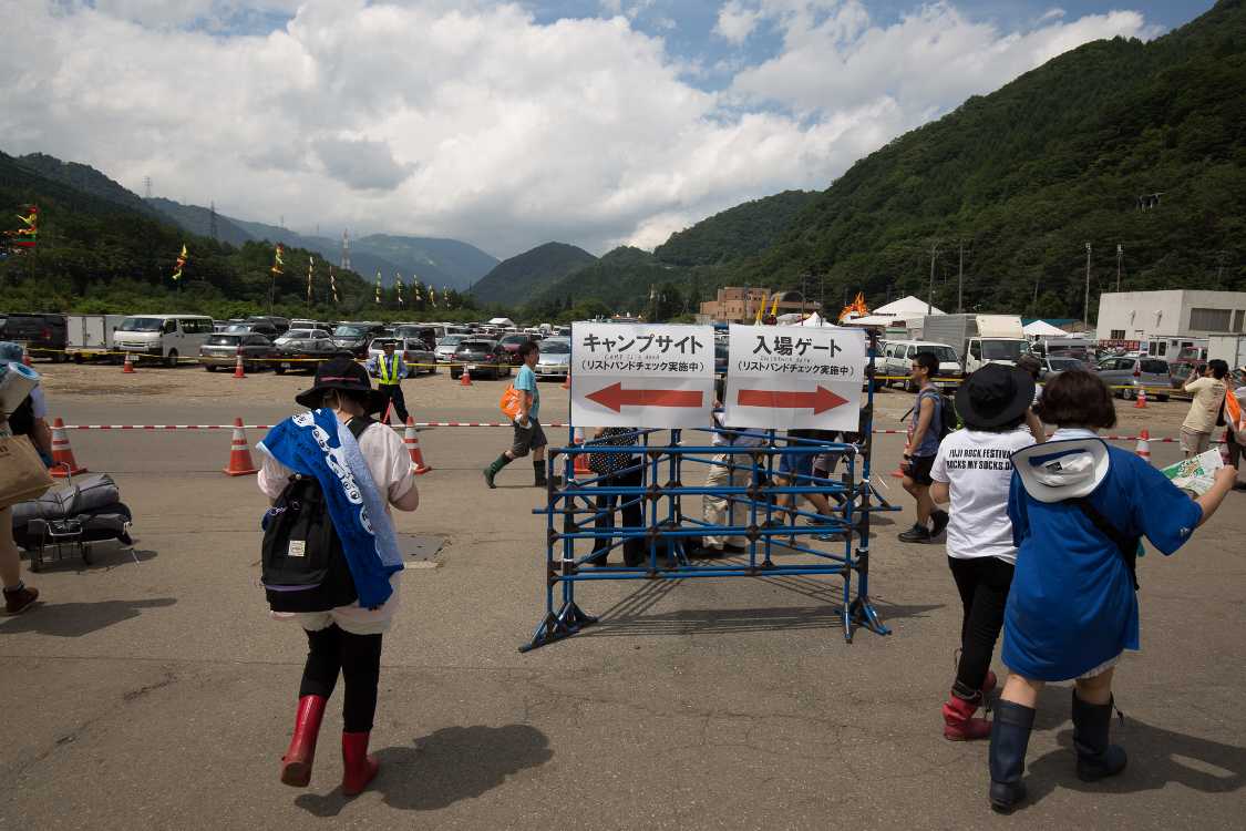 場外ショップエリアから入場ゲートへ。