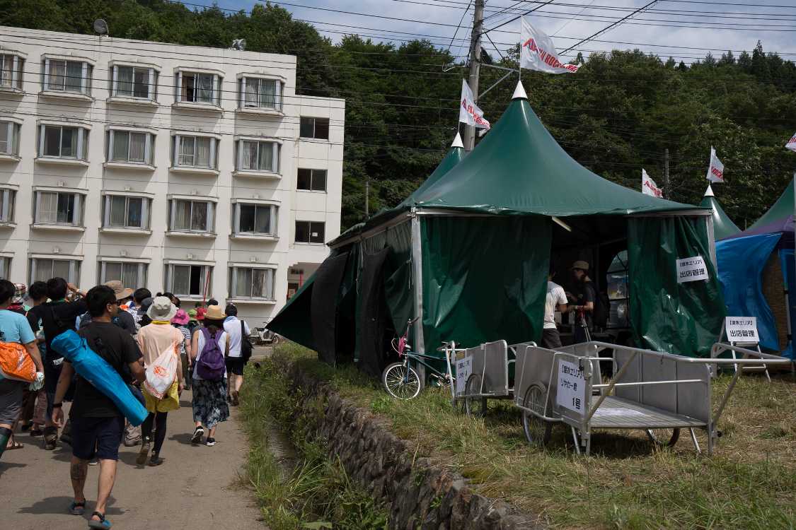 場外ショップエリアの出店管理テント。