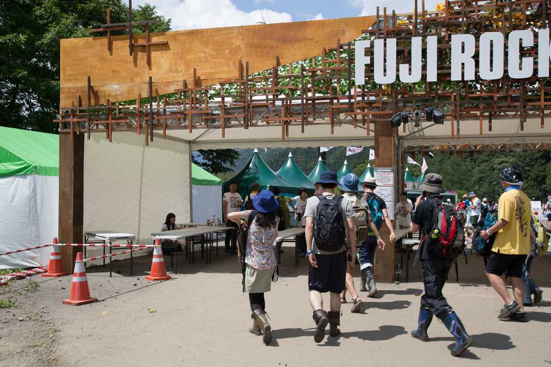 土曜の午後1時35分ごろ。左から入場。