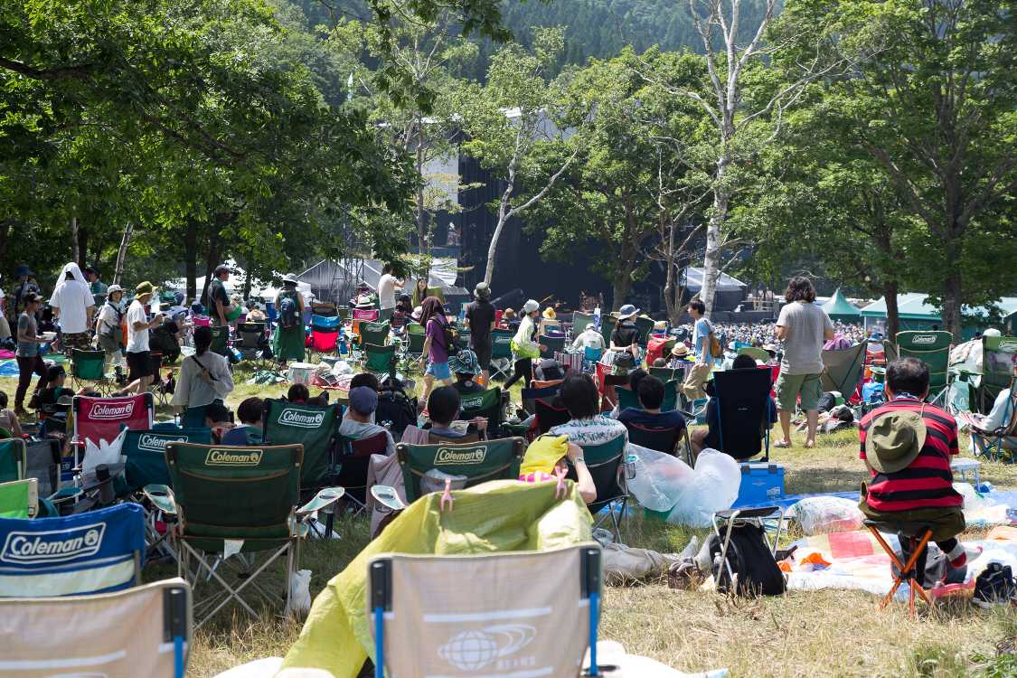 オアシスエリア側から。いすに座ればステージは見える。