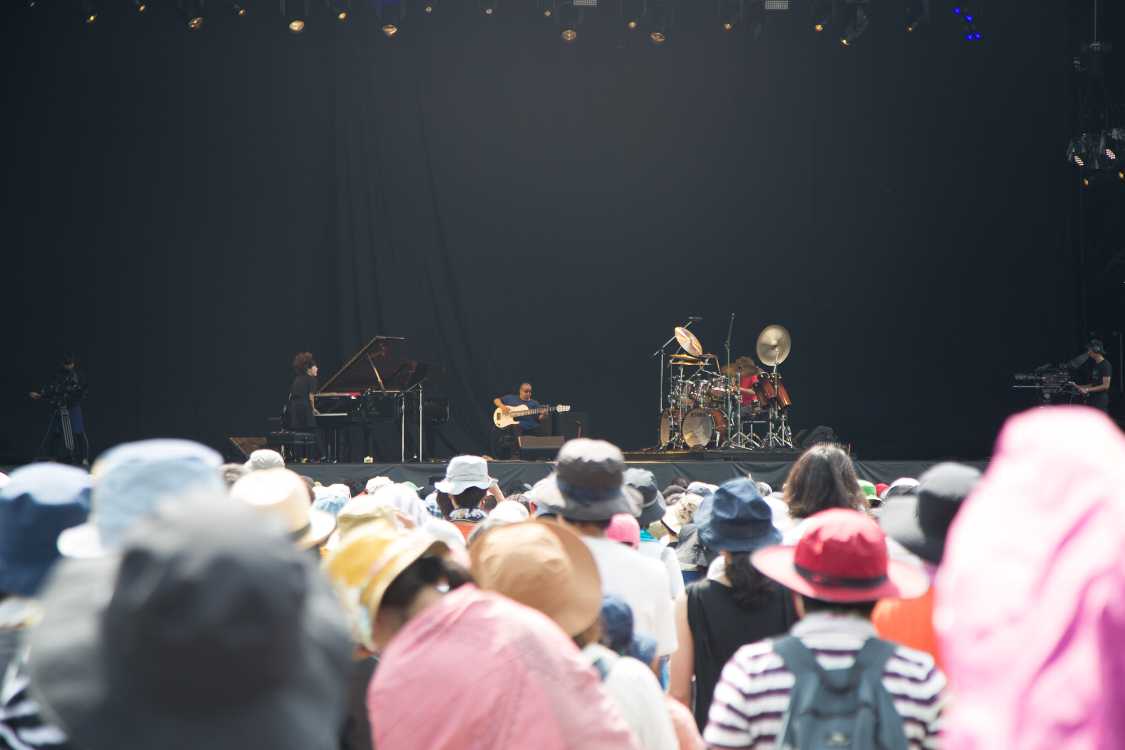 ベースとドラムはロックを基本とする演奏だが、ピアノは一般的なジャズピアノだった。ハードで攻撃的なピアノトリオは1970年前後から定期的に出てきており、山下洋輔や小曽根真はその系譜に連なる。上原ひろみもその流れにあり、弾き方はむしろ保守的だった。山中千尋や松永貴志の方が攻撃的だ。70年代から活動しているアンソニー・ジャクソンとサイモン・フィリップスを従えて、ロックの奏法のままトリオとしてジャズピアノを弾く点は、ジャズファンよりもロックファンの耳目を集める。上原ひろみは前回はオレンジコート、今回はグリーンステージで、ピアノトリオのファンの裾野を広げるという意味では成果があっただろう。ジャズトリオのライブを日常的に見ている人はそれほど驚きのないライブだったとみられる。