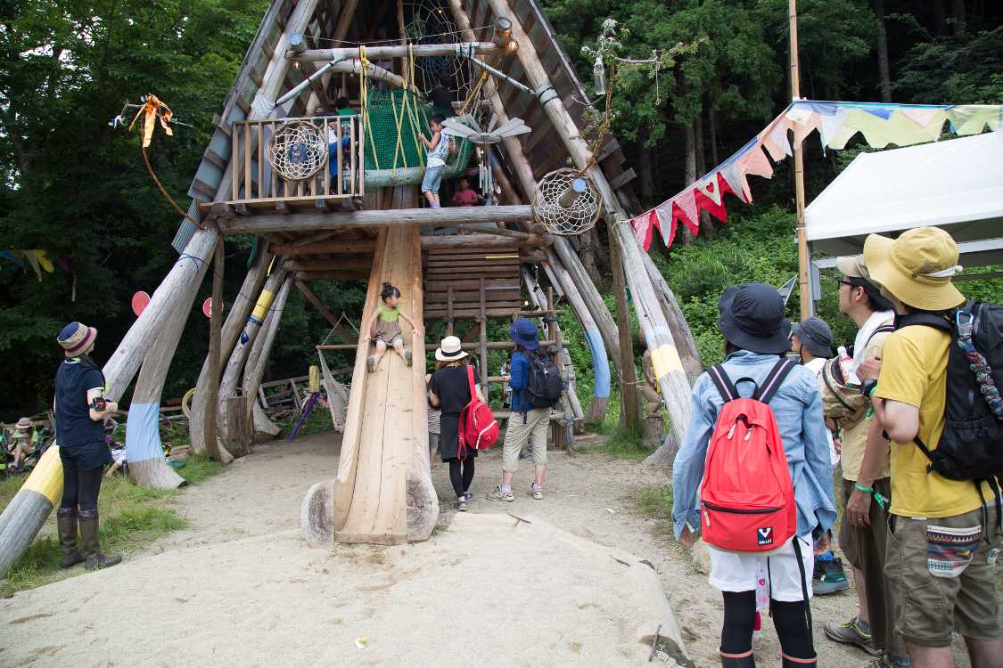 子どもは遊んで親は下で見ていることが多い。