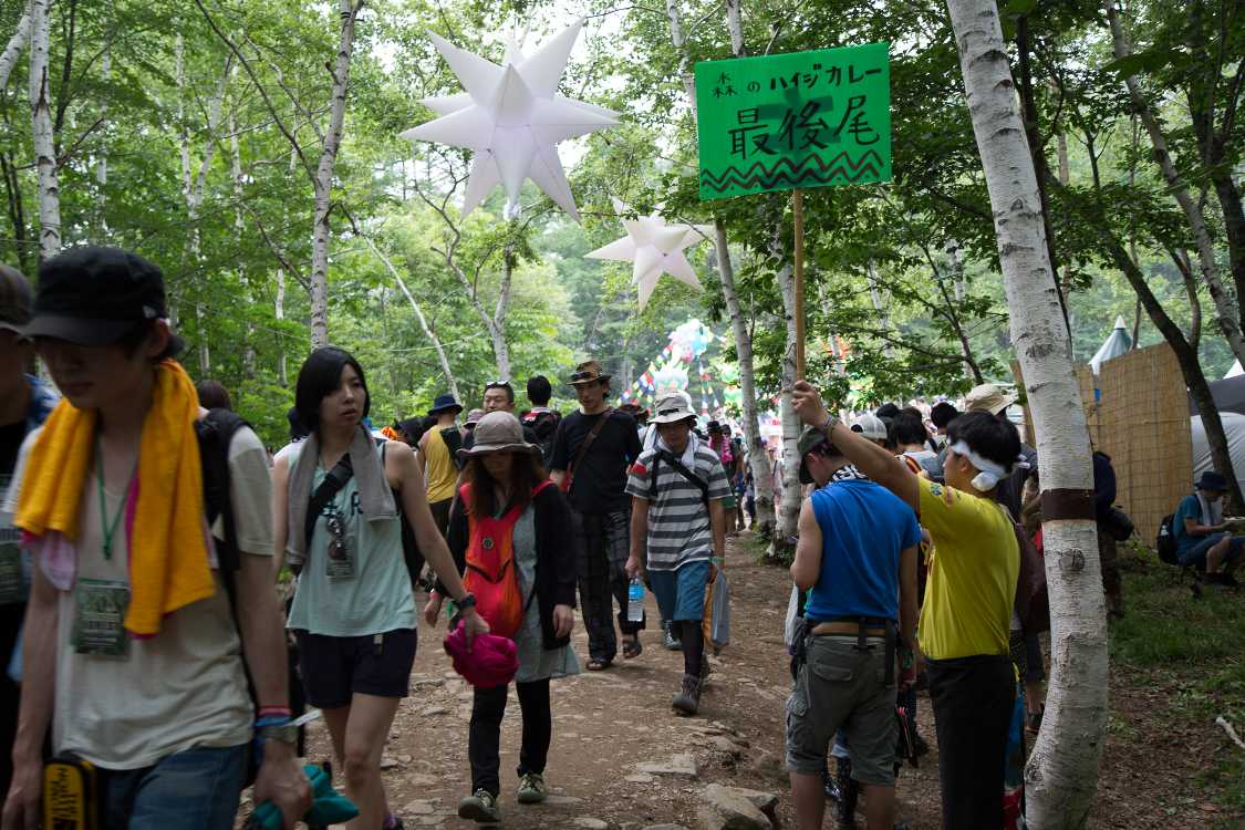 ところ天国の直前。森のハイジカレーの行列。