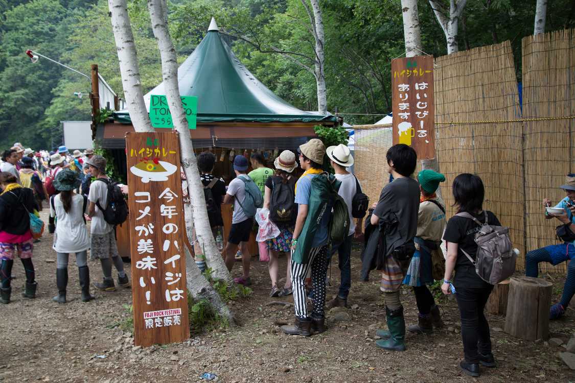 森のハイジカレーの行列。