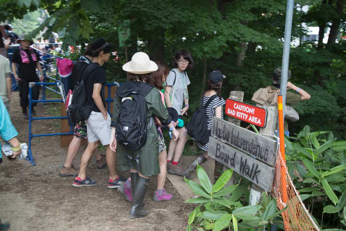 フィールド・オブ・ヘブン、ストーンド・サークル、木道亭へのボードウォーク入り口。