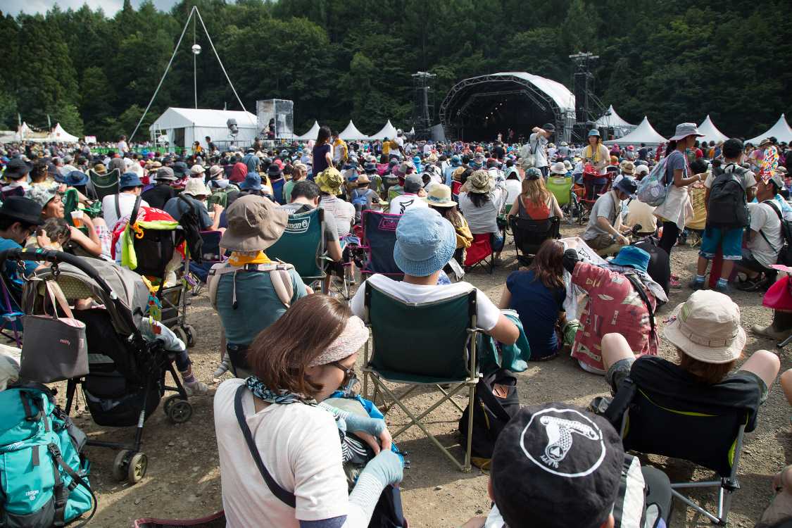 後方はみんあいすに座っている。