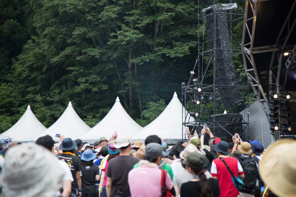 「アルプス一万尺」で観客の中を歩きながら歌っている。