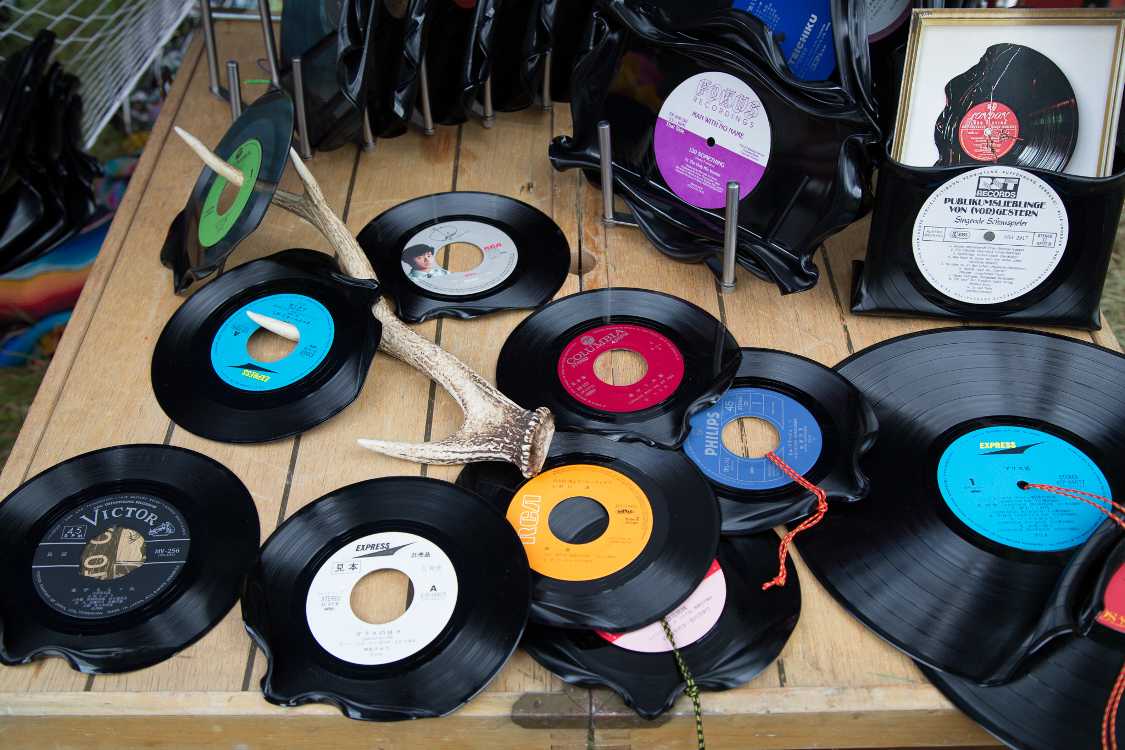 盤自体は100円程度で買えるものばかり。レコードを曲げて聴けなくする加工を不快と感じる人はいるだろう。特に音楽フェスティバルの会場内においては。