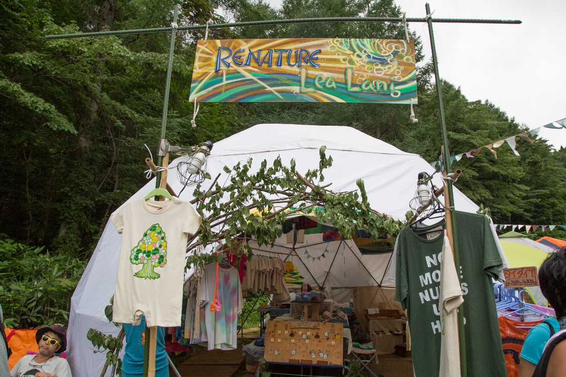 毎年あるドームテントの服飾店。