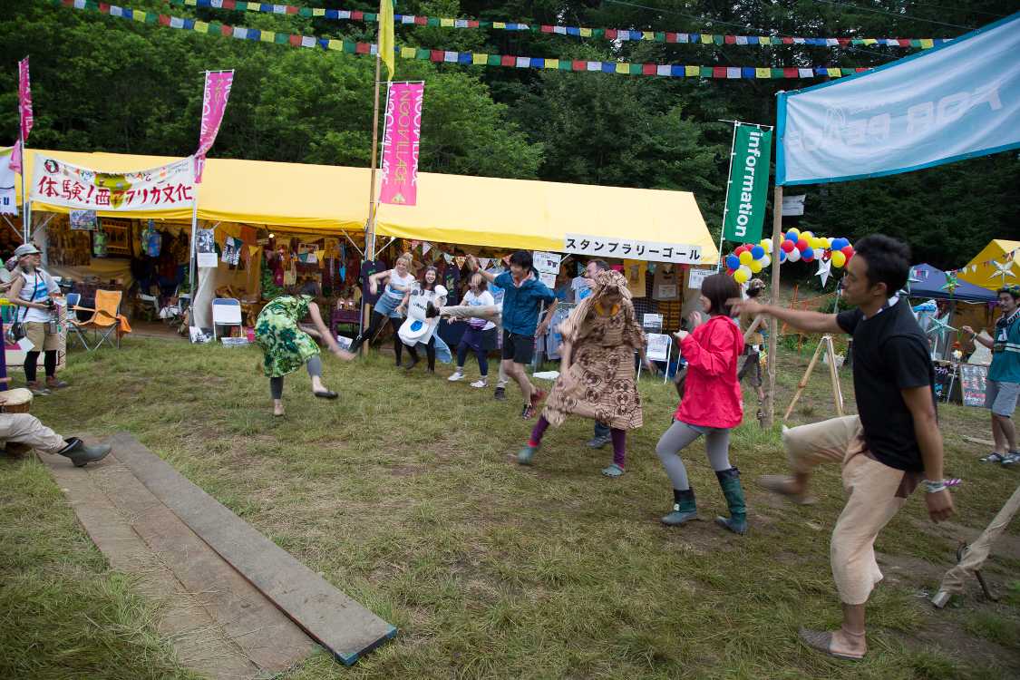 アフリカンダンスの体験をする人たち。