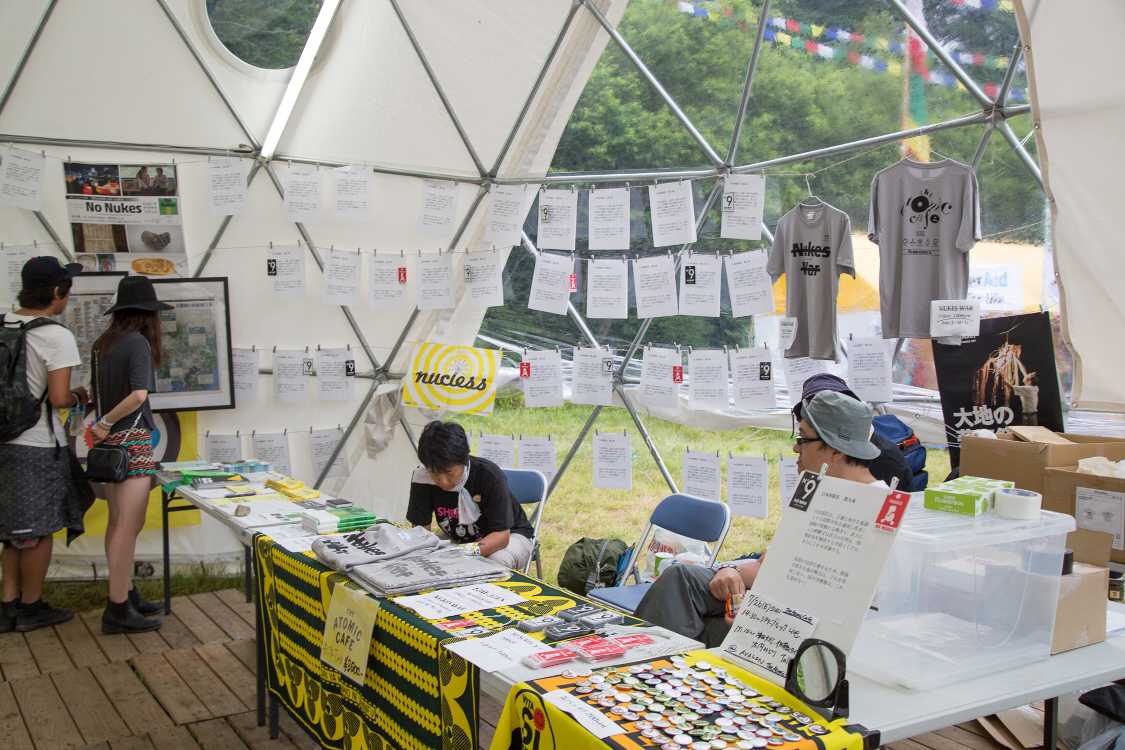 NGOドームの外では別のNGOがそれぞれのテーマで活動をしている。これらのNGOが、主たる活動とは直接関係のないアピールを自由に始めれば、複数のNGOをテーマごとに参加させている意味がなくなる。反原発のNGOは反原発だけを訴えることが想定されているはずで、明言されなくとも暗黙の了解だろう。憲法9条の紙を外すことを求めるのはなかなか言い出しにくい面があり、止める人がいなかったのかもしれないが、張り紙の内容とは関係なく活動のあり方によって外されるべきだった。フジロックの会場内で反原発を主張できる場所を与えられたNGOは、特権的地位を与えられているNGOとしてある種の自制が必要だ。