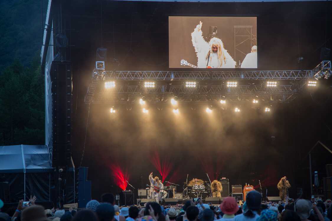 キーボードソロの間にメンバーが着替えをして、名前どおりスーパーファーリーなアニマルになって演奏。相当暑いだろう。