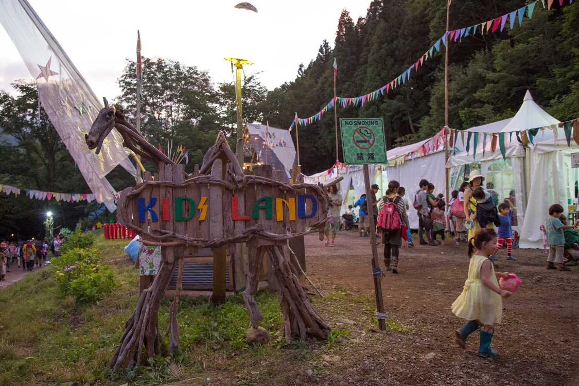 土曜の午後7時5分ごろ。イベントの告知が外されていた。