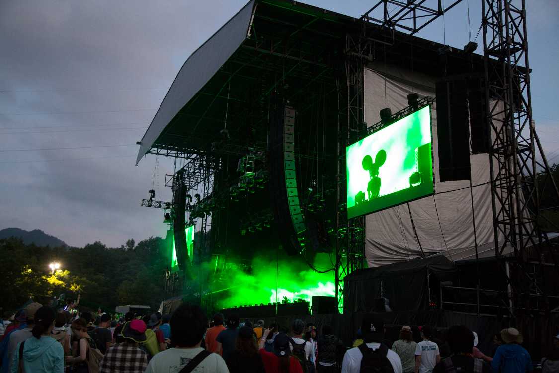 デッドマウス。最初から最後までテンポを維持するライブではなく、途中で何回か停止したりテンポが変わったりするためずっと踊り続けることはできない。