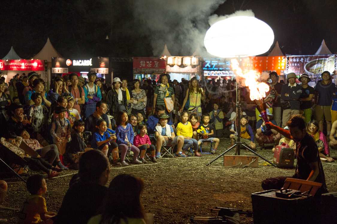 オアシスエリアの大道芸。昨年はなかったが今年は復活。