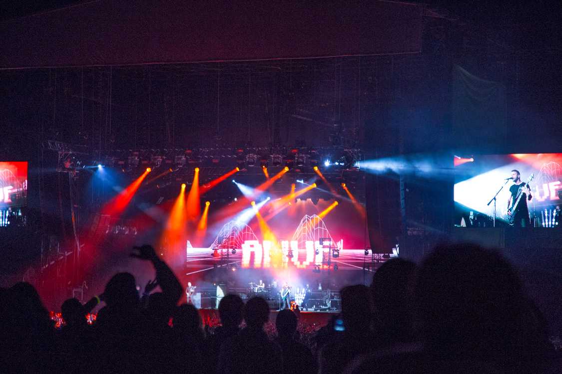 映像は異なるが歌詞が映し出されるのは前回と同じ。ヒットの要因にもなっている普遍的メッセージ。